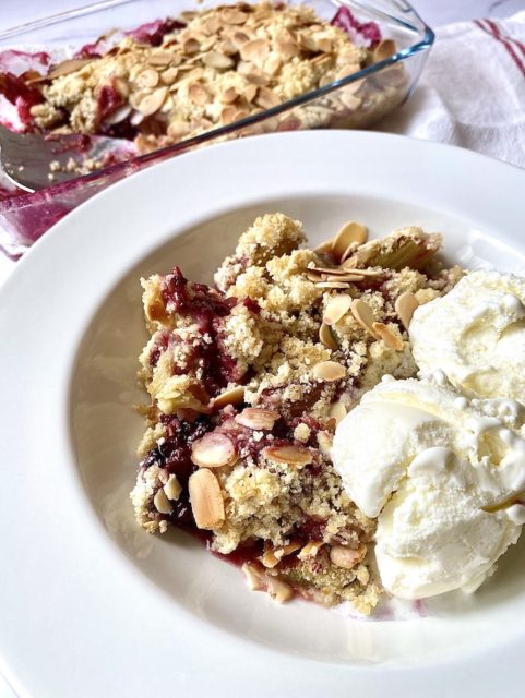 Rhubarb And Blackberry Crumble – LOOK WHAT I COOK