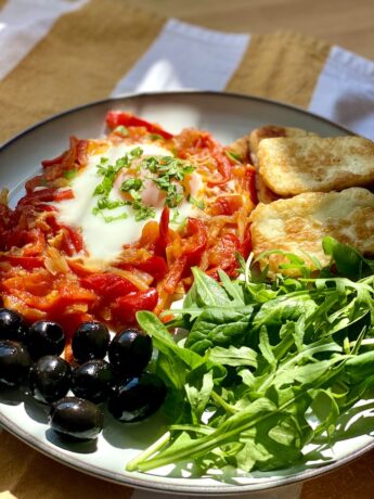 Eggs with tomatoes and peppers